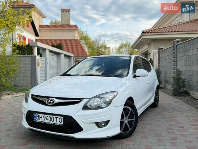 Белый Хендай i30, объемом двигателя 1.58 л и пробегом 308 тыс. км за 5500 $, фото 1 на Automoto.ua
