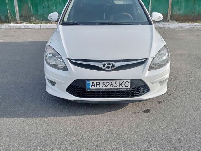 Белый Хендай i30, объемом двигателя 1.4 л и пробегом 307 тыс. км за 6650 $, фото 1 на Automoto.ua