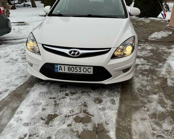 Белый Хендай i30, объемом двигателя 1.58 л и пробегом 260 тыс. км за 5850 $, фото 1 на Automoto.ua