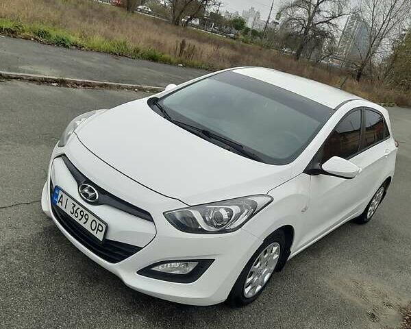 Белый Хендай i30, объемом двигателя 1.4 л и пробегом 121 тыс. км за 8500 $, фото 1 на Automoto.ua
