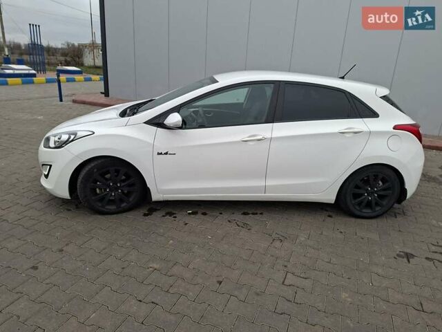 Белый Хендай i30, объемом двигателя 1.58 л и пробегом 255 тыс. км за 7500 $, фото 1 на Automoto.ua