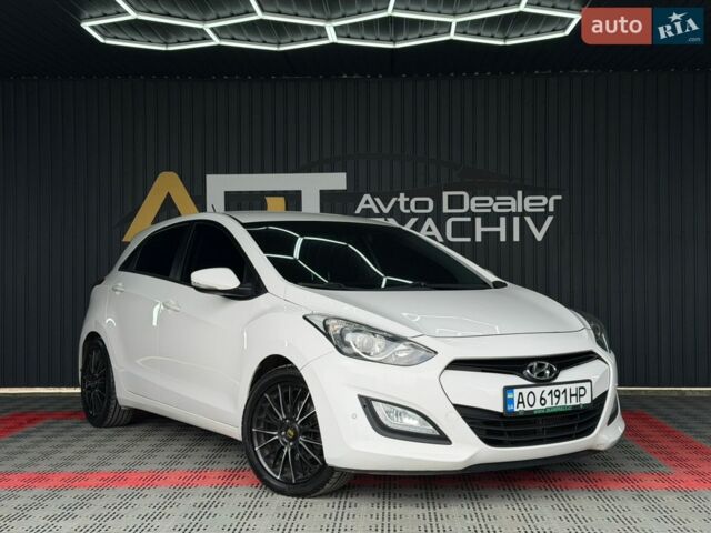 Белый Хендай i30, объемом двигателя 1.58 л и пробегом 235 тыс. км за 8600 $, фото 1 на Automoto.ua