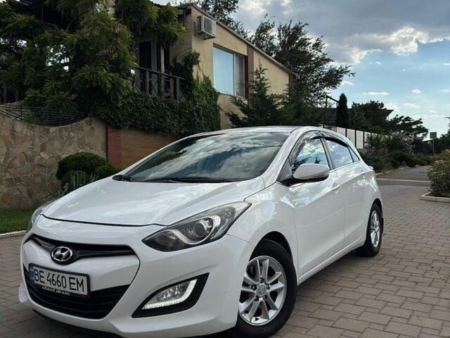 Белый Хендай i30, объемом двигателя 1.58 л и пробегом 182 тыс. км за 9700 $, фото 1 на Automoto.ua