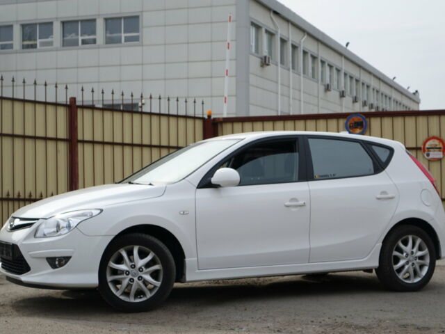 Белый Хендай i30, объемом двигателя 1.6 л и пробегом 130 тыс. км за 7899 $, фото 1 на Automoto.ua