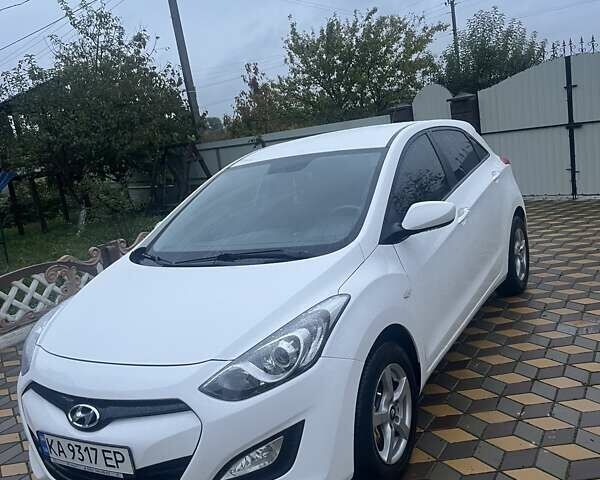 Белый Хендай i30, объемом двигателя 1.4 л и пробегом 127 тыс. км за 8800 $, фото 1 на Automoto.ua