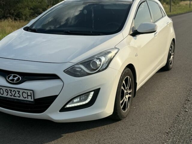 Белый Хендай i30, объемом двигателя 1.4 л и пробегом 230 тыс. км за 8215 $, фото 1 на Automoto.ua