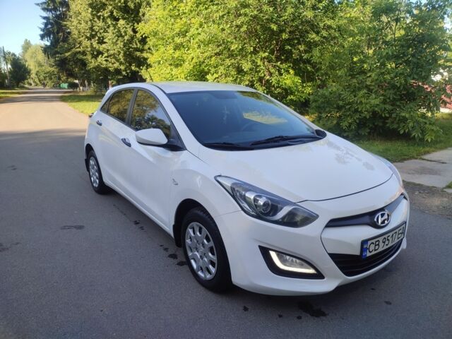 Белый Хендай i30, объемом двигателя 1.4 л и пробегом 227 тыс. км за 7500 $, фото 1 на Automoto.ua