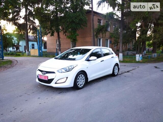 Белый Хендай i30, объемом двигателя 1.4 л и пробегом 227 тыс. км за 7300 $, фото 1 на Automoto.ua