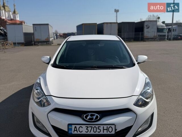 Белый Хендай i30, объемом двигателя 1.59 л и пробегом 200 тыс. км за 9900 $, фото 1 на Automoto.ua