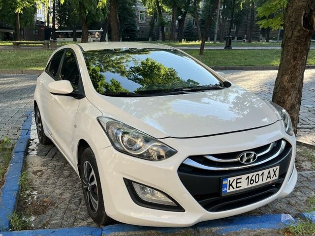 Белый Хендай i30, объемом двигателя 1.4 л и пробегом 131 тыс. км за 8105 $, фото 1 на Automoto.ua