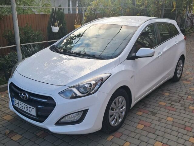 Белый Хендай i30, объемом двигателя 1.58 л и пробегом 260 тыс. км за 10000 $, фото 1 на Automoto.ua