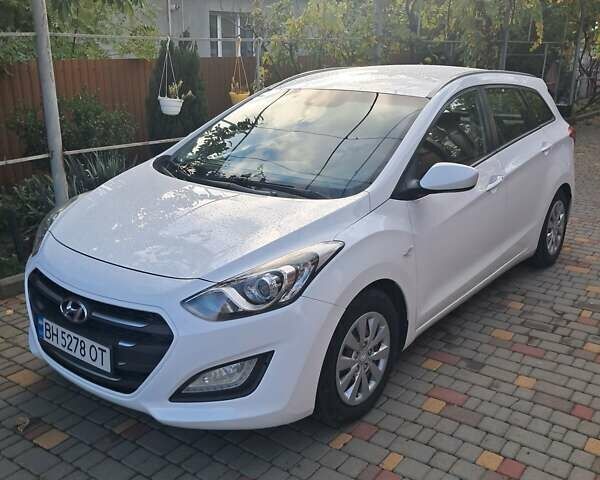 Хендай i30 2017 в Одессе на Automoto.ua Белый Хендай i30, объемом двигателя 1.58 л и пробегом 260 тыс. км за 10700 $, фото 1 на Automoto.ua