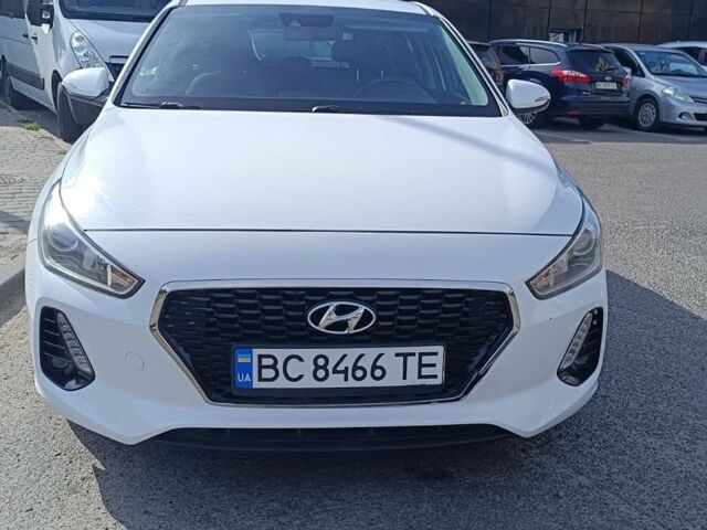 Белый Хендай i30, объемом двигателя 1.58 л и пробегом 242 тыс. км за 9800 $, фото 1 на Automoto.ua