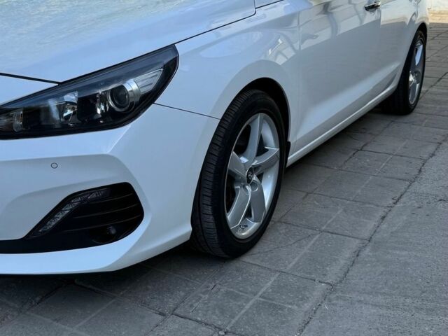 Белый Хендай i30, объемом двигателя 1.35 л и пробегом 73 тыс. км за 14500 $, фото 1 на Automoto.ua