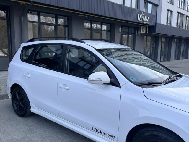 Белый Хендай i30, объемом двигателя 2 л и пробегом 248 тыс. км за 6200 $, фото 1 на Automoto.ua