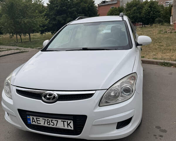Белый Хендай i30, объемом двигателя 1.58 л и пробегом 270 тыс. км за 6200 $, фото 1 на Automoto.ua