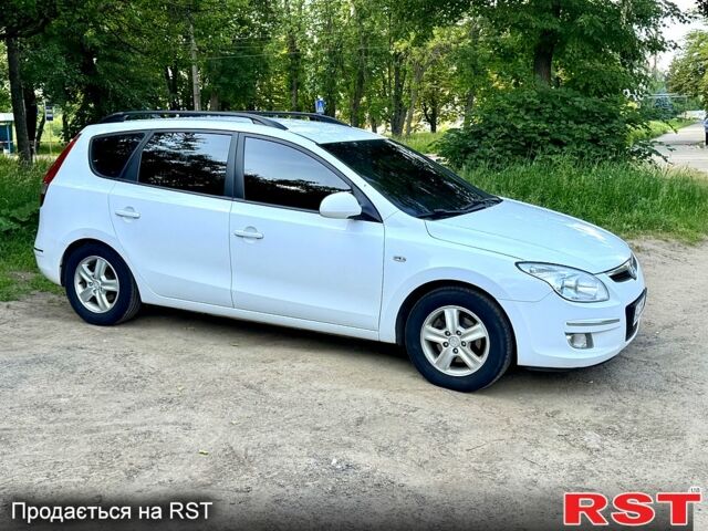 Белый Хендай i30, объемом двигателя 1.6 л и пробегом 235 тыс. км за 4950 $, фото 1 на Automoto.ua