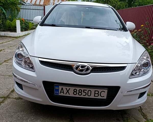 Белый Хендай i30, объемом двигателя 1.6 л и пробегом 155 тыс. км за 6500 $, фото 1 на Automoto.ua