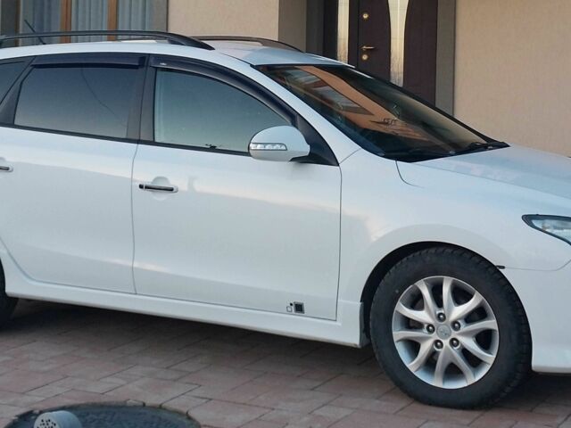 Белый Хендай i30, объемом двигателя 1.4 л и пробегом 250 тыс. км за 6400 $, фото 1 на Automoto.ua