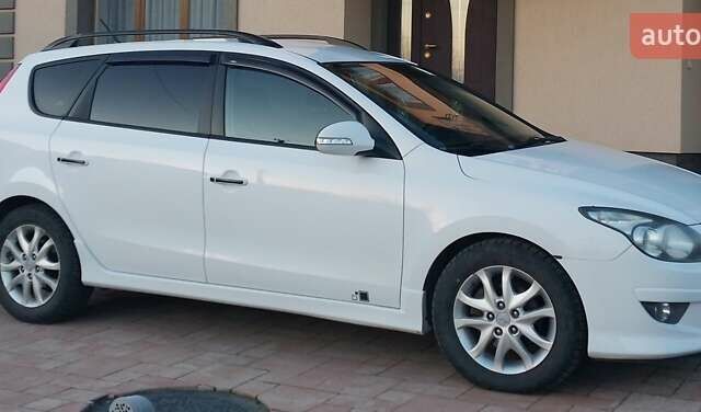 Белый Хендай i30, объемом двигателя 1.4 л и пробегом 250 тыс. км за 6400 $, фото 1 на Automoto.ua