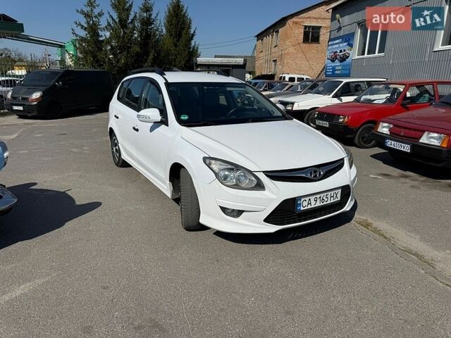 Белый Хендай i30, объемом двигателя 1.58 л и пробегом 250 тыс. км за 5200 $, фото 1 на Automoto.ua