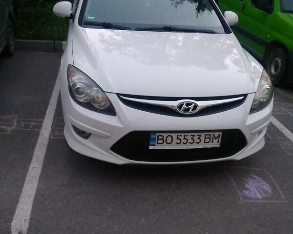 Белый Хендай i30, объемом двигателя 1.58 л и пробегом 231 тыс. км за 6200 $, фото 1 на Automoto.ua