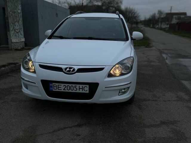 Білий Хендай i30, об'ємом двигуна 1.6 л та пробігом 300 тис. км за 6000 $, фото 1 на Automoto.ua