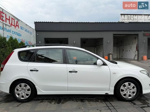 Белый Хендай i30, объемом двигателя 1.58 л и пробегом 240 тыс. км за 6500 $, фото 1 на Automoto.ua