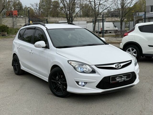 Белый Хендай i30, объемом двигателя 1.6 л и пробегом 195 тыс. км за 7700 $, фото 1 на Automoto.ua