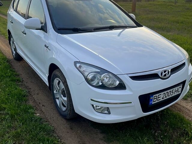 Белый Хендай i30, объемом двигателя 1.6 л и пробегом 302 тыс. км за 5350 $, фото 1 на Automoto.ua
