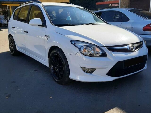 Белый Хендай i30, объемом двигателя 1.58 л и пробегом 210 тыс. км за 7200 $, фото 1 на Automoto.ua