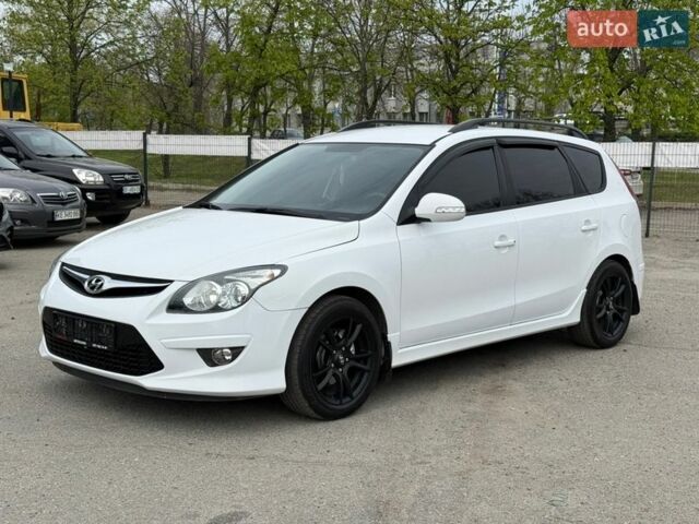Белый Хендай i30, объемом двигателя 1.6 л и пробегом 195 тыс. км за 7500 $, фото 1 на Automoto.ua