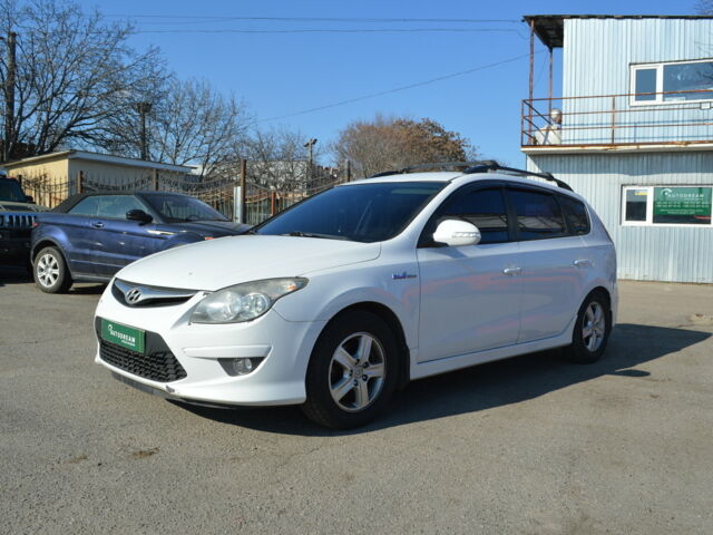 Білий Хендай i30, об'ємом двигуна 1.6 л та пробігом 243 тис. км за 6000 $, фото 1 на Automoto.ua