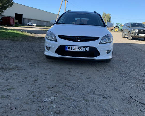 Білий Хендай i30, об'ємом двигуна 1.58 л та пробігом 208 тис. км за 8200 $, фото 1 на Automoto.ua