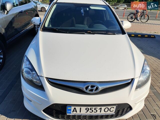 Белый Хендай i30, объемом двигателя 1.58 л и пробегом 310 тыс. км за 5500 $, фото 1 на Automoto.ua