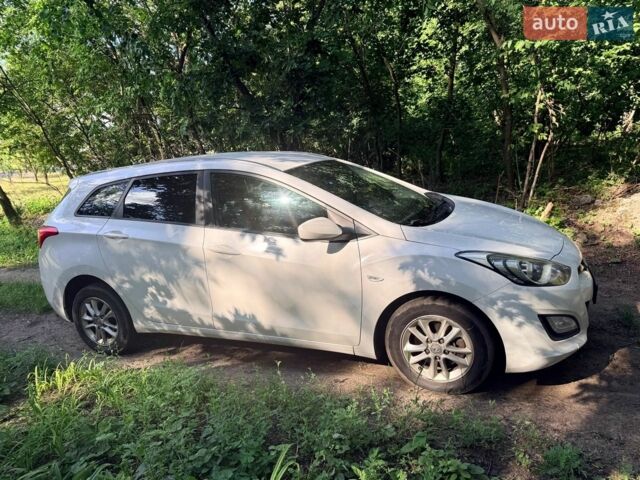 Белый Хендай i30, объемом двигателя 1.59 л и пробегом 350 тыс. км за 6800 $, фото 1 на Automoto.ua