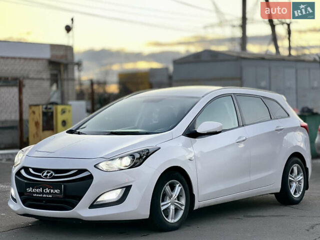Белый Хендай i30, объемом двигателя 1.58 л и пробегом 227 тыс. км за 7699 $, фото 1 на Automoto.ua