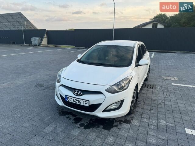 Белый Хендай i30, объемом двигателя 1.4 л и пробегом 350 тыс. км за 6700 $, фото 1 на Automoto.ua