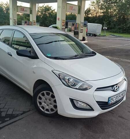 Белый Хендай i30, объемом двигателя 1.4 л и пробегом 240 тыс. км за 7800 $, фото 1 на Automoto.ua