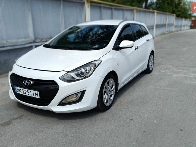 Белый Хендай i30, объемом двигателя 1.4 л и пробегом 209 тыс. км за 7000 $, фото 1 на Automoto.ua