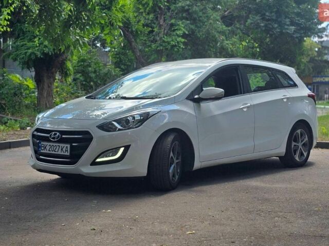 Белый Хендай i30, объемом двигателя 1.58 л и пробегом 214 тыс. км за 9500 $, фото 1 на Automoto.ua