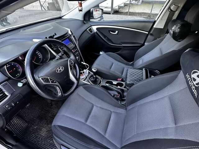 Белый Хендай i30, объемом двигателя 1.6 л и пробегом 208 тыс. км за 8020 $, фото 1 на Automoto.ua