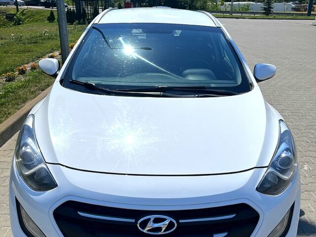 Белый Хендай i30, объемом двигателя 1.6 л и пробегом 223 тыс. км за 8600 $, фото 1 на Automoto.ua