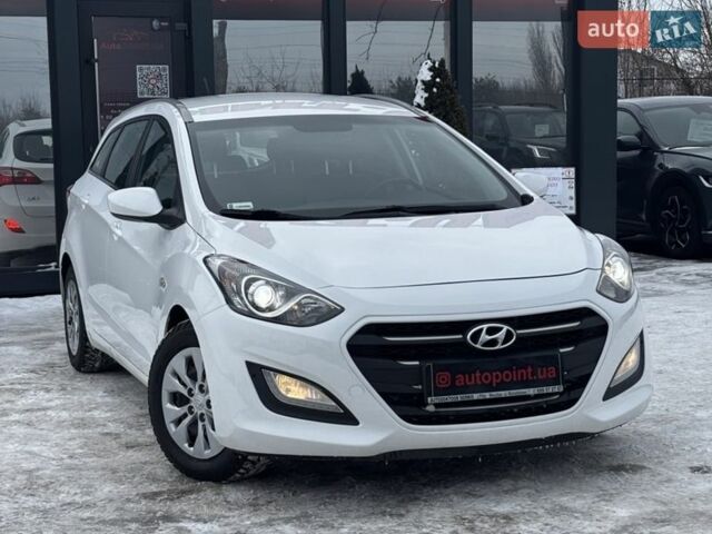 Белый Хендай i30, объемом двигателя 1.58 л и пробегом 220 тыс. км за 9999 $, фото 1 на Automoto.ua