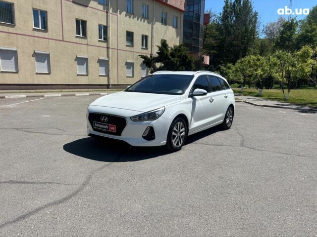 Белый Хендай i30, объемом двигателя 1.4 л и пробегом 136 тыс. км за 13990 $, фото 1 на Automoto.ua