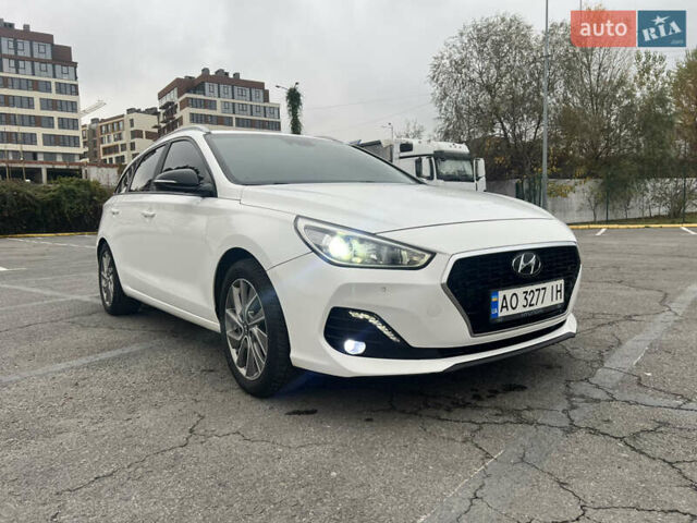 Белый Хендай i30, объемом двигателя 1.58 л и пробегом 218 тыс. км за 12000 $, фото 1 на Automoto.ua