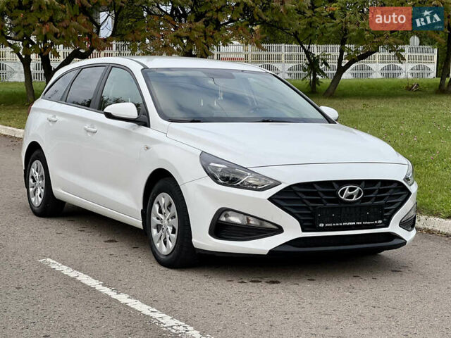 Белый Хендай i30, объемом двигателя 1.5 л и пробегом 129 тыс. км за 12899 $, фото 1 на Automoto.ua