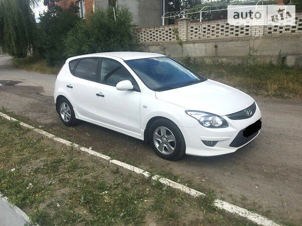 Белый Хендай i30, объемом двигателя 1.6 л и пробегом 90 тыс. км за 8900 $, фото 1 на Automoto.ua