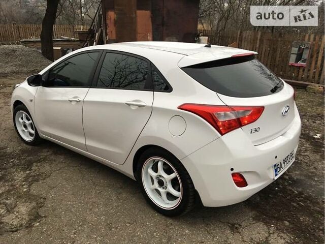 Белый Хендай i30, объемом двигателя 1.6 л и пробегом 99 тыс. км за 13350 $, фото 1 на Automoto.ua