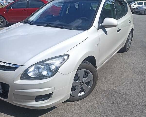 Бежевый Хендай i30, объемом двигателя 1.4 л и пробегом 195 тыс. км за 5800 $, фото 1 на Automoto.ua